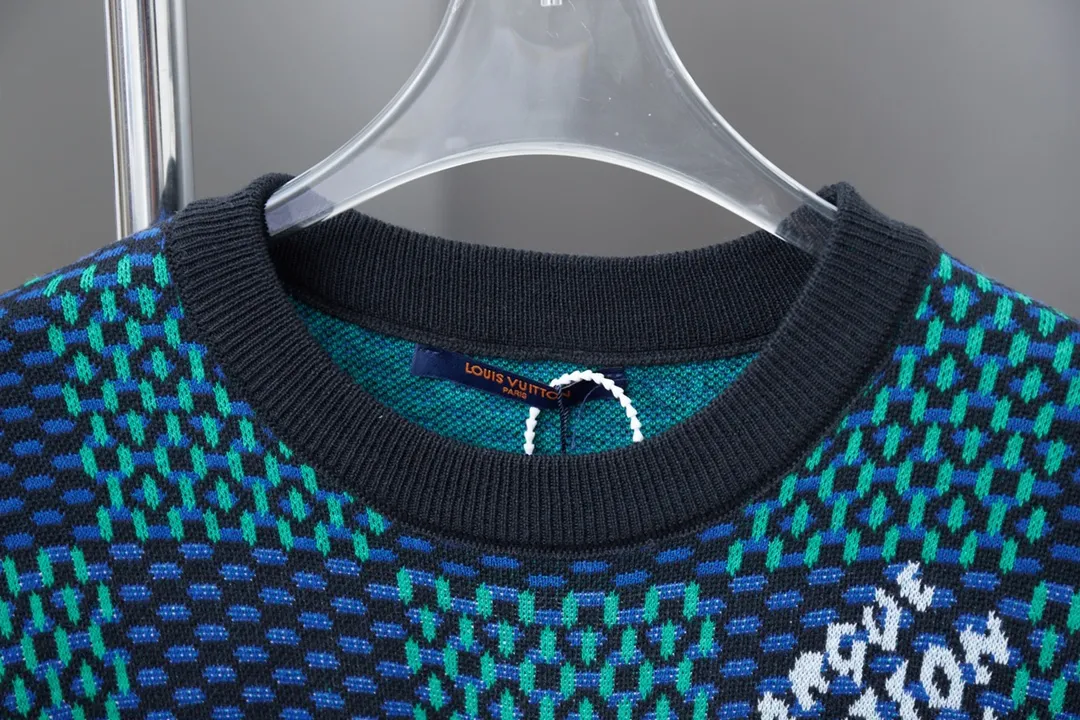 🅿️200 Louis LV 25ss spring and summer new style Checkerboard knitted short-sleeve Light luxury essential item for daily commuting for men and women Correct version Welcome to compare Detailed features · Made of high-viscosity cotton wool, with high count cotton added, dry and avoid stuffiness · Made of jacquard woven sheets imported from Germany, woven with Lv Monogram plaid intarsia, paired with knitting of the same style and color, presenting a unique three-dimensional texture · Double-needle sewing and cross-seam technology · Original main mark, washed tag, brand moisture-proof paper packaging Color: blue/grey Size: S/M/L/XL